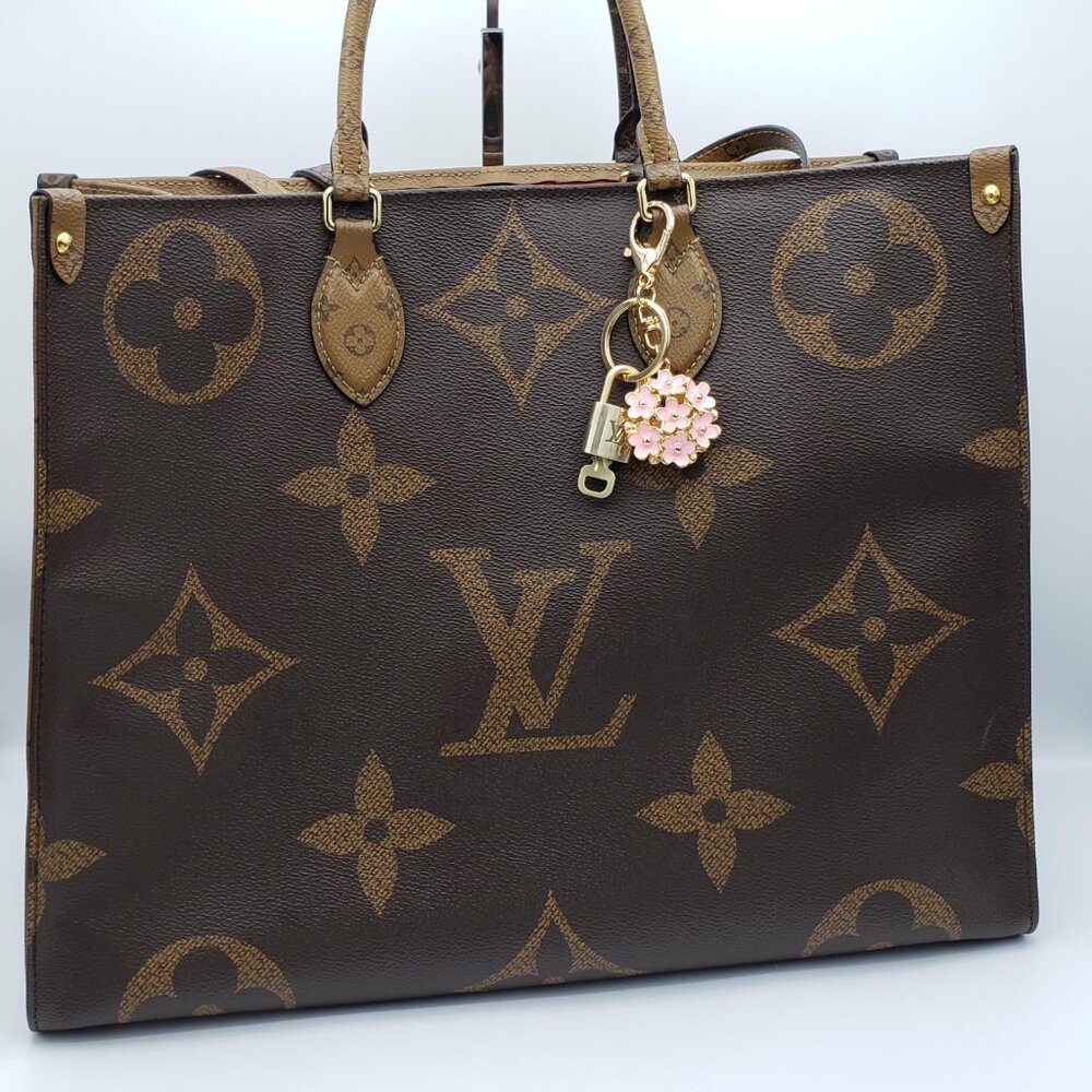 Louis Vuitton Authentic Gold Lock 🔒 Unbranded Flower Keychain Charm for Bags - Picture 3 of 11